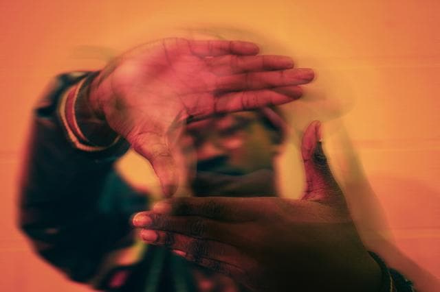 man making rectangle with hands